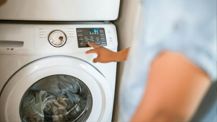 A person putting the washing machine on